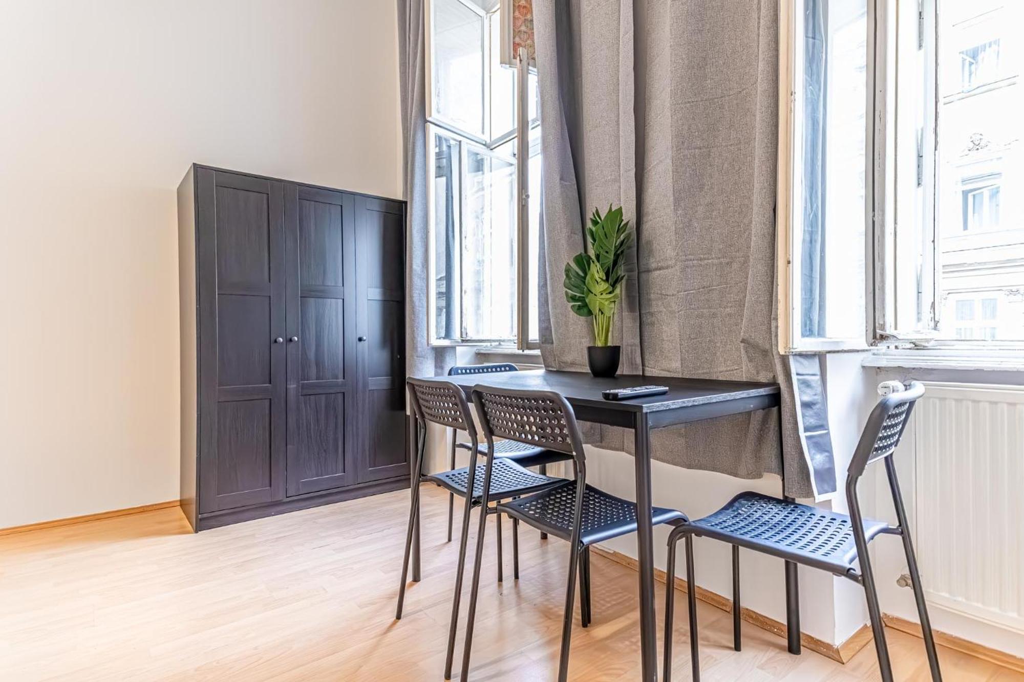 Apartment City-linked 2br Near Wiener Stadthalle Wien