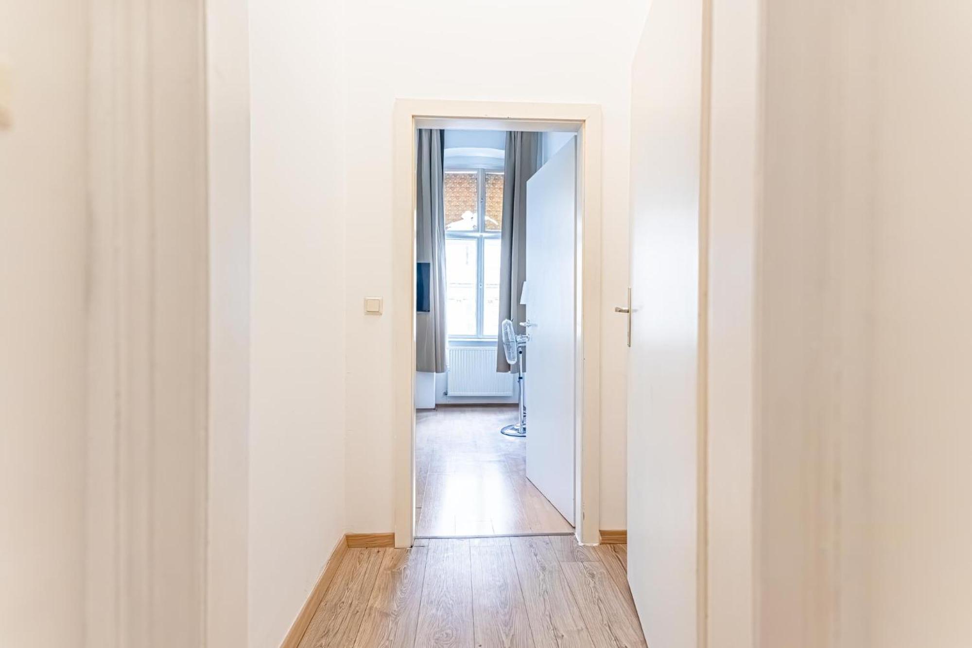 Apartment City-linked 2br Near Wiener Stadthalle Wien